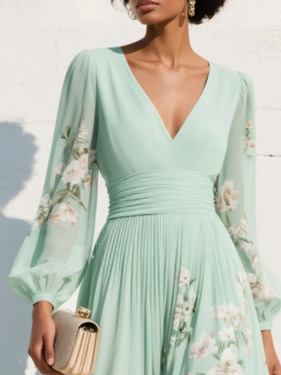 Mathilda – Hellgrünes Chiffon-Midi-Kleid mit V-Ausschnitt und Faltenmuster
