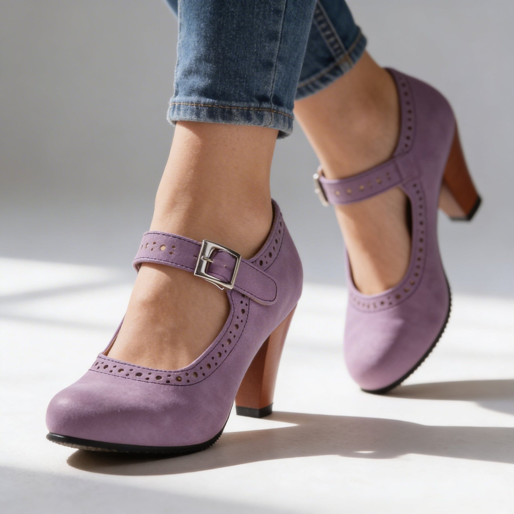 Corvin | Damen Mary Jane Pumps mit Blockabsatz und Brogue-Muster