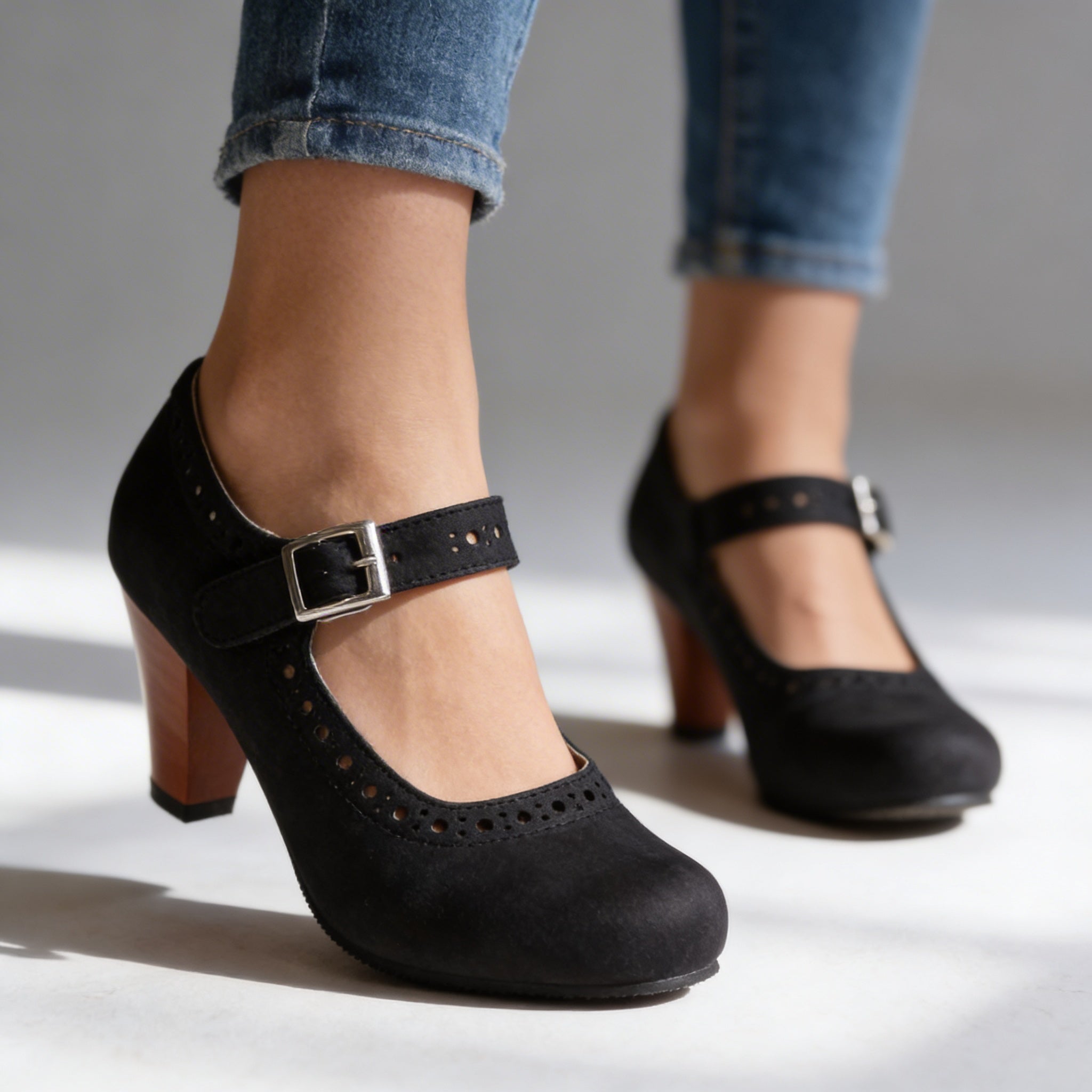 Corvin | Damen Mary Jane Pumps mit Blockabsatz und Brogue-Muster