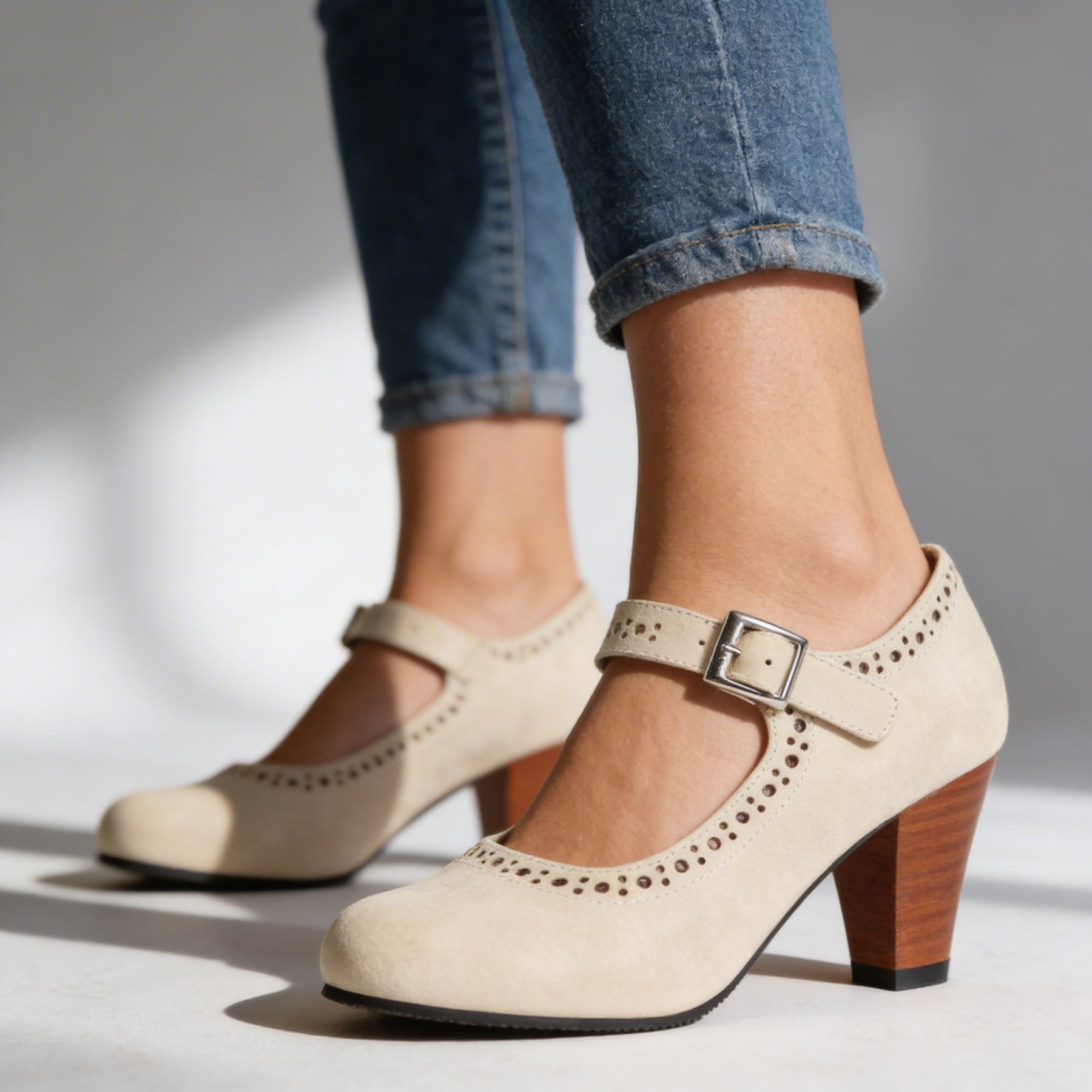 Corvin | Damen Mary Jane Pumps mit Blockabsatz und Brogue-Muster