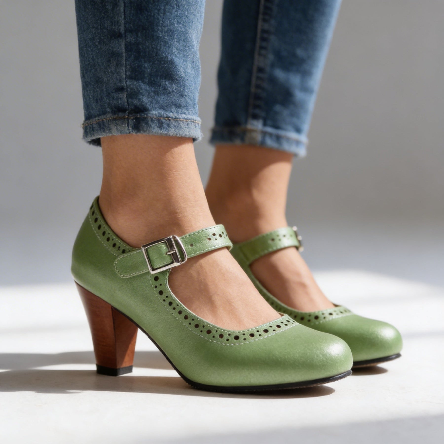 Corvin | Damen Mary Jane Pumps mit Blockabsatz und Brogue-Muster
