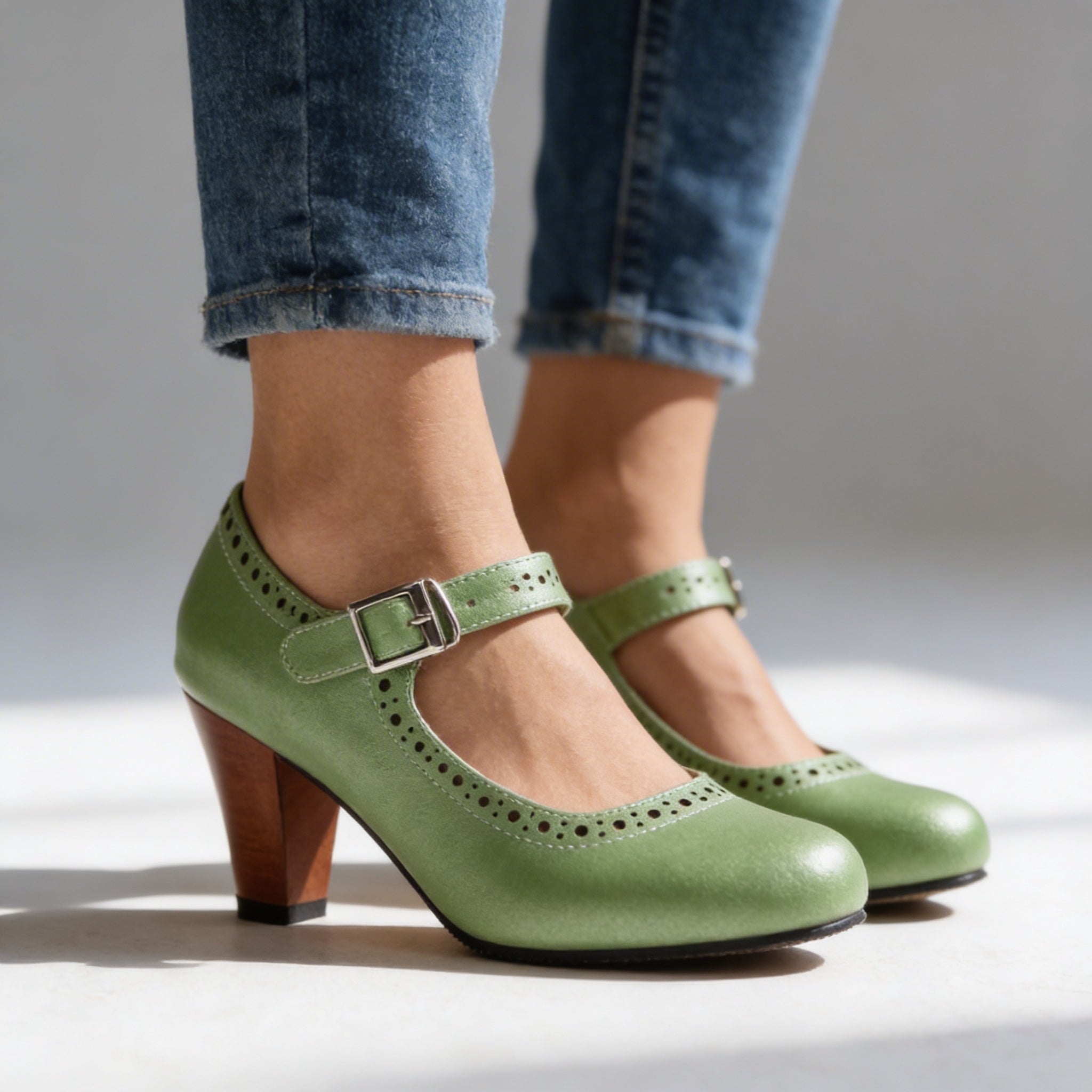 Corvin | Damen Mary Jane Pumps mit Blockabsatz und Brogue-Muster